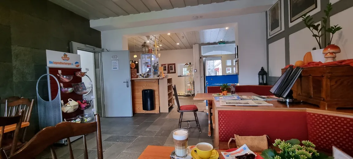 Biergarten in der Jugendherberge Burg Stahleck