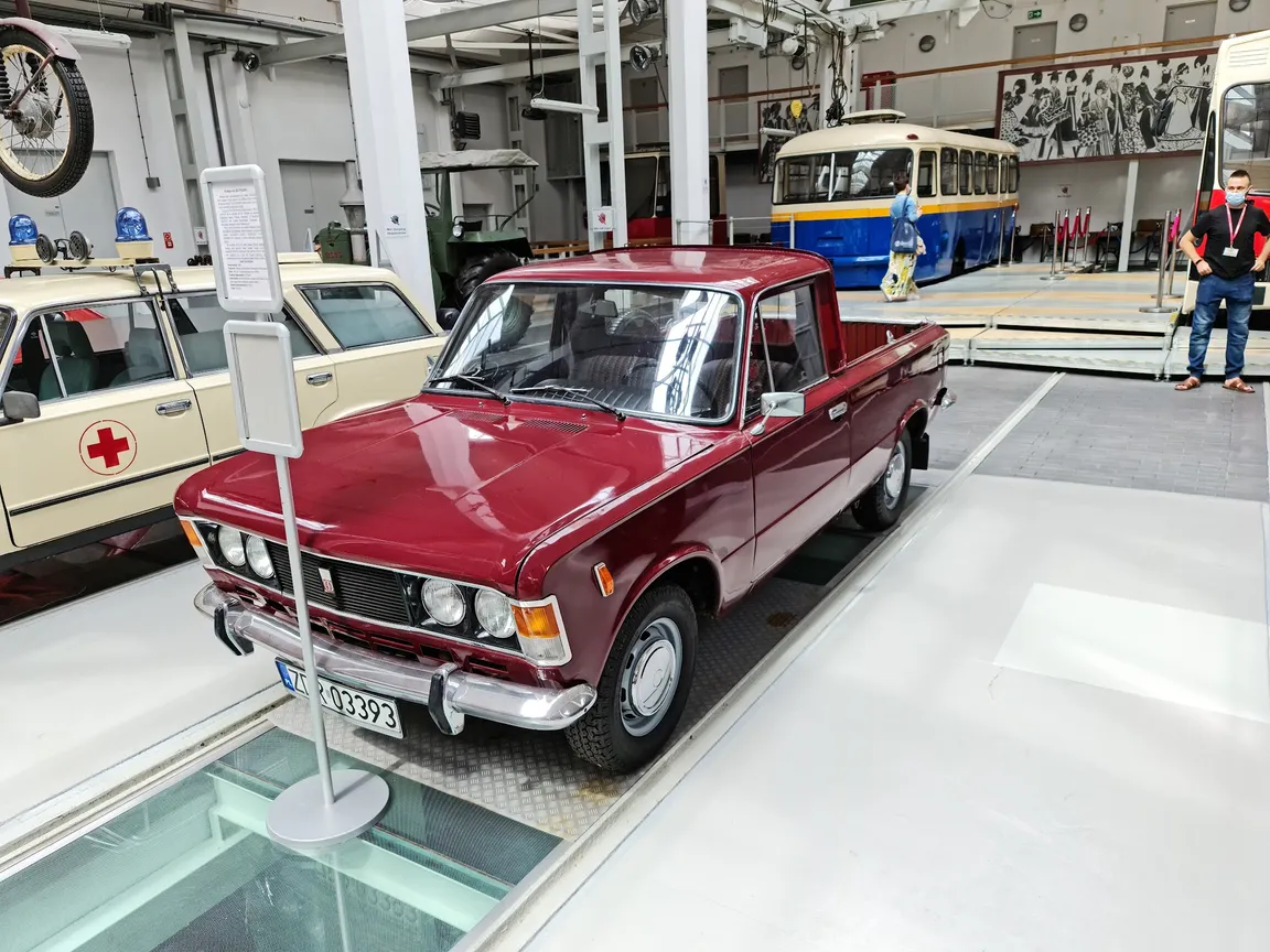 Muzeum Techniki i Komunikacji - Zajezdnia Sztuki w Szczecinie