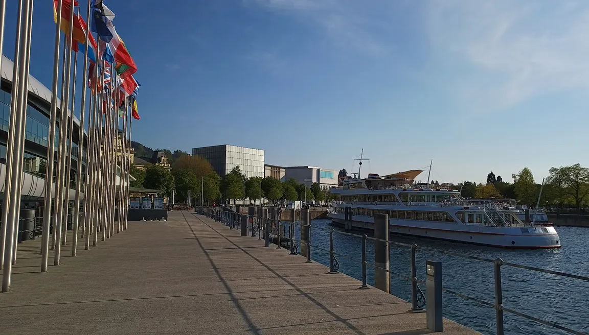 Seepromenade mit Hafenmole