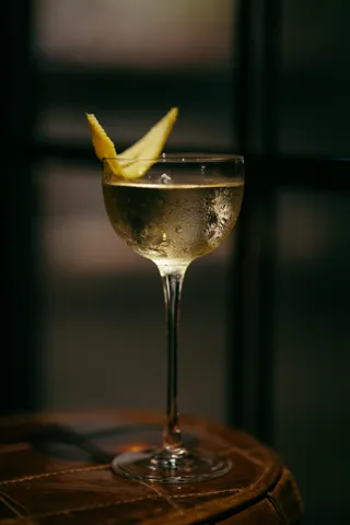 AVANGARDEN gallery and wine bar
