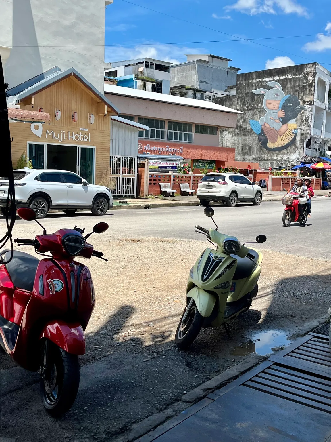 Krabi Street Art : Mardi and Gurney' Pitta