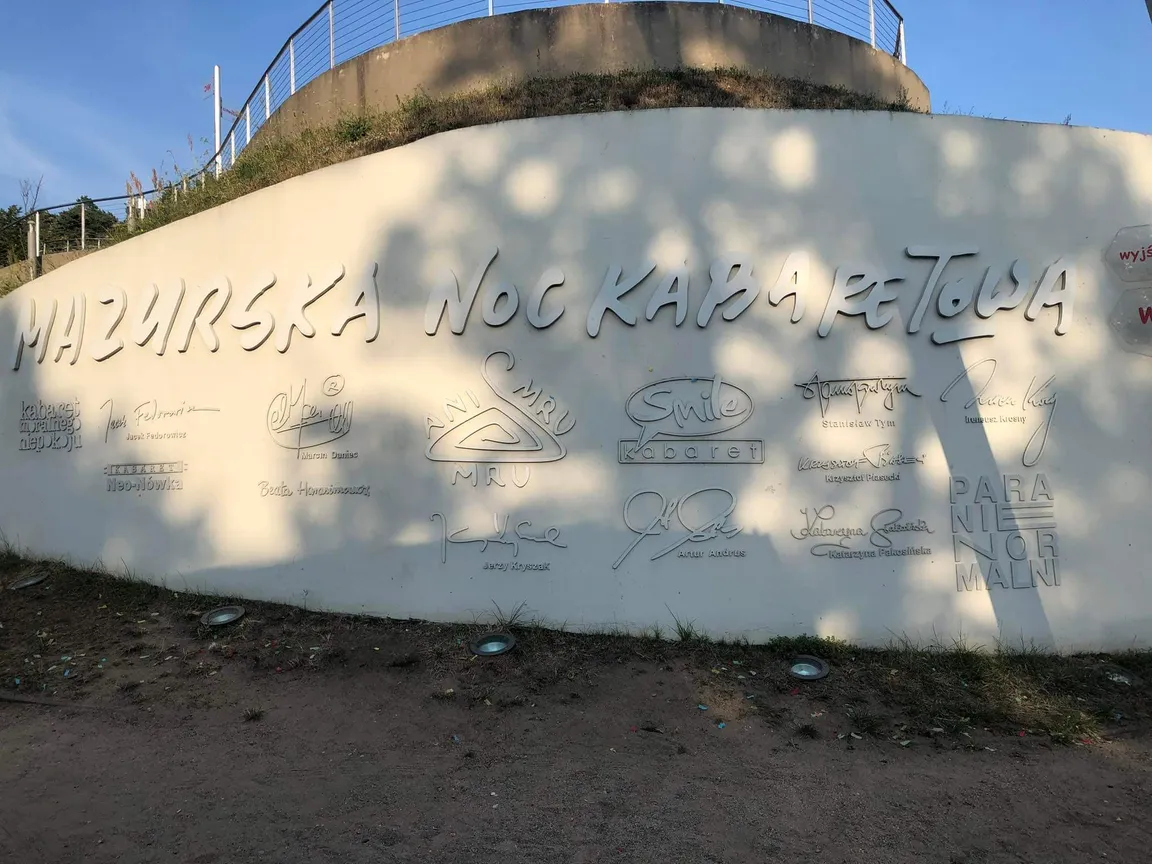 Amfiteatr nad jeziorem Czos w Mrągowie
