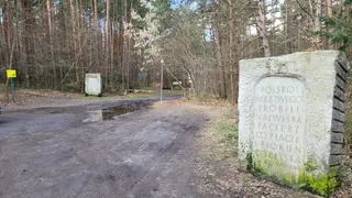 Obelisk z sentencją Juliusza Słowackiego