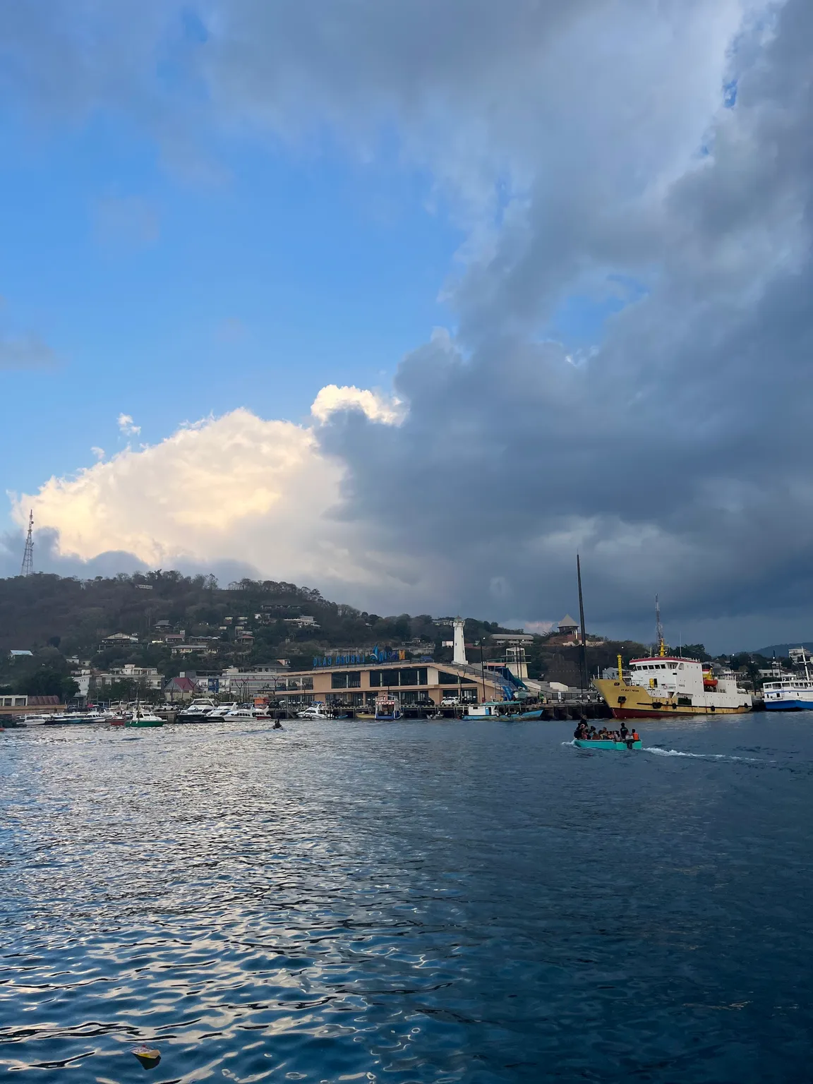 Labuan Bajo Harbour. Paket komodo trip