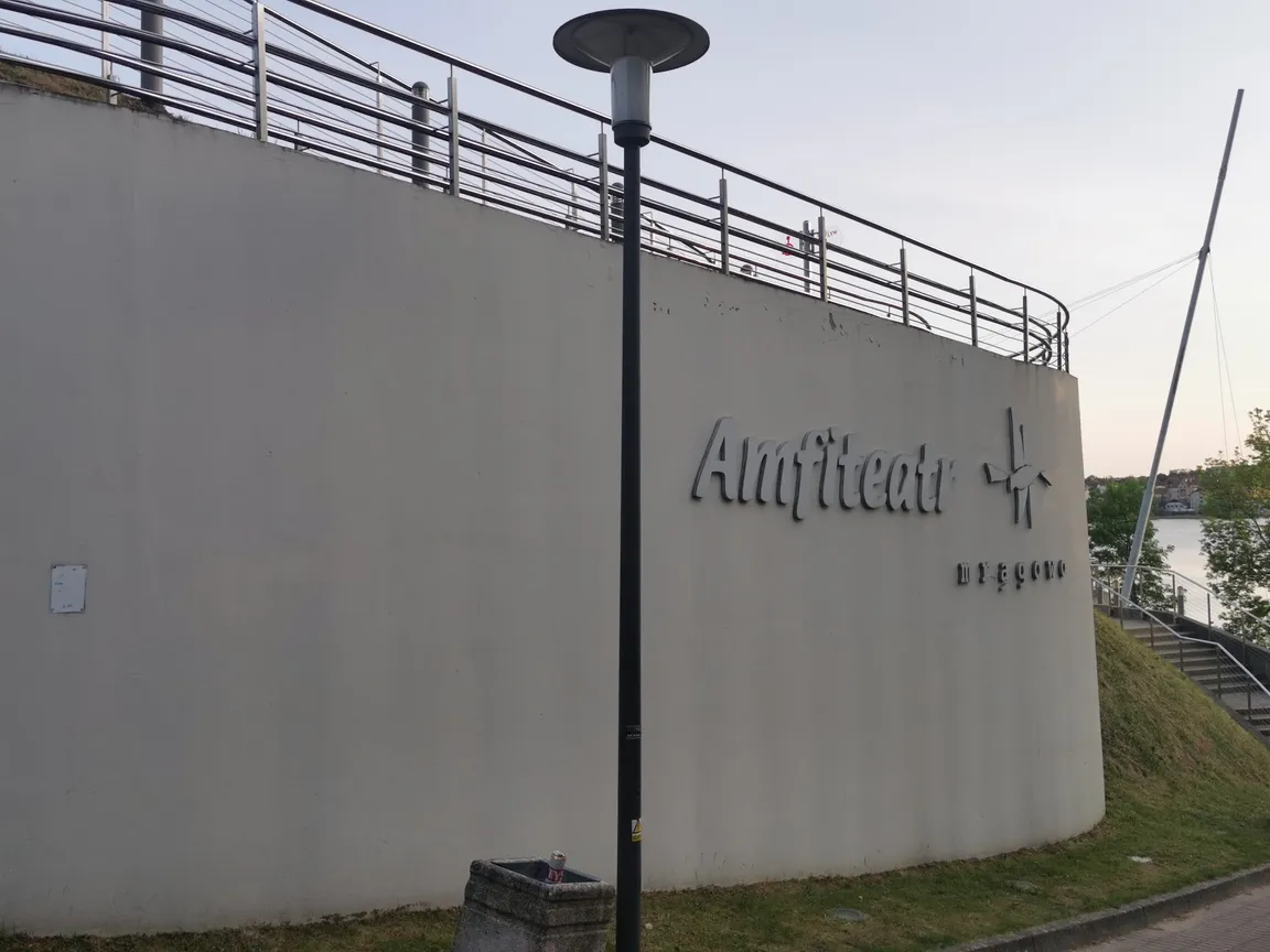 Amfiteatr nad jeziorem Czos w Mrągowie