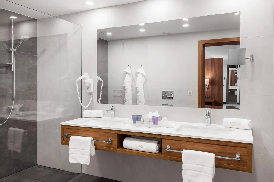 Heron Live Hotel