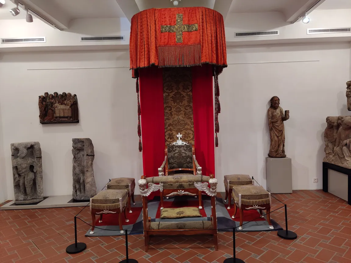 Diozesanmuseum Limburg and Domschatz (Staurothek)