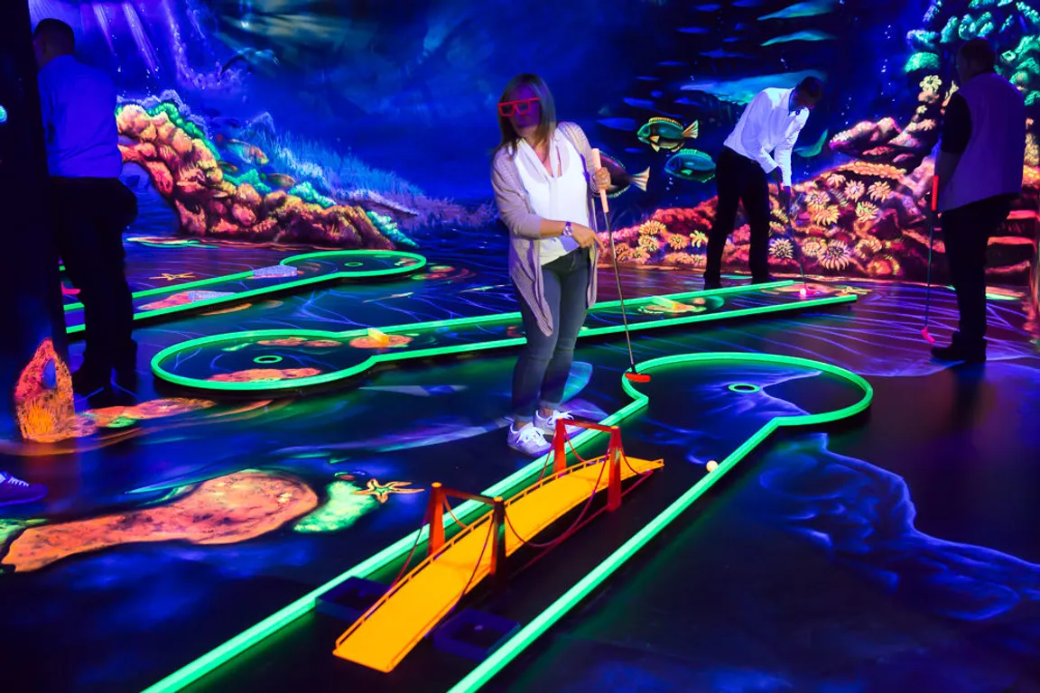 GlowZone Schwarzlicht 4D Minigolf Düsseldorf