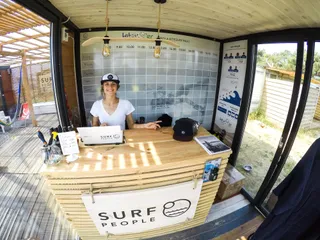 Surf People - Szkoła Kitesurfingu, Surfingu i Wing Foil Chałupy 3 | Zajęcia Kitesurfing | Wypożyczalnia sprzętu