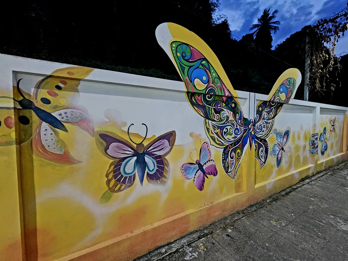 Krabi Street Art : The wall of Kaew Korawaram Temple