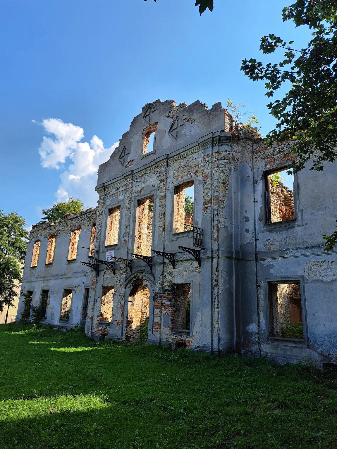 Ruiny pałacu we Włodowicach