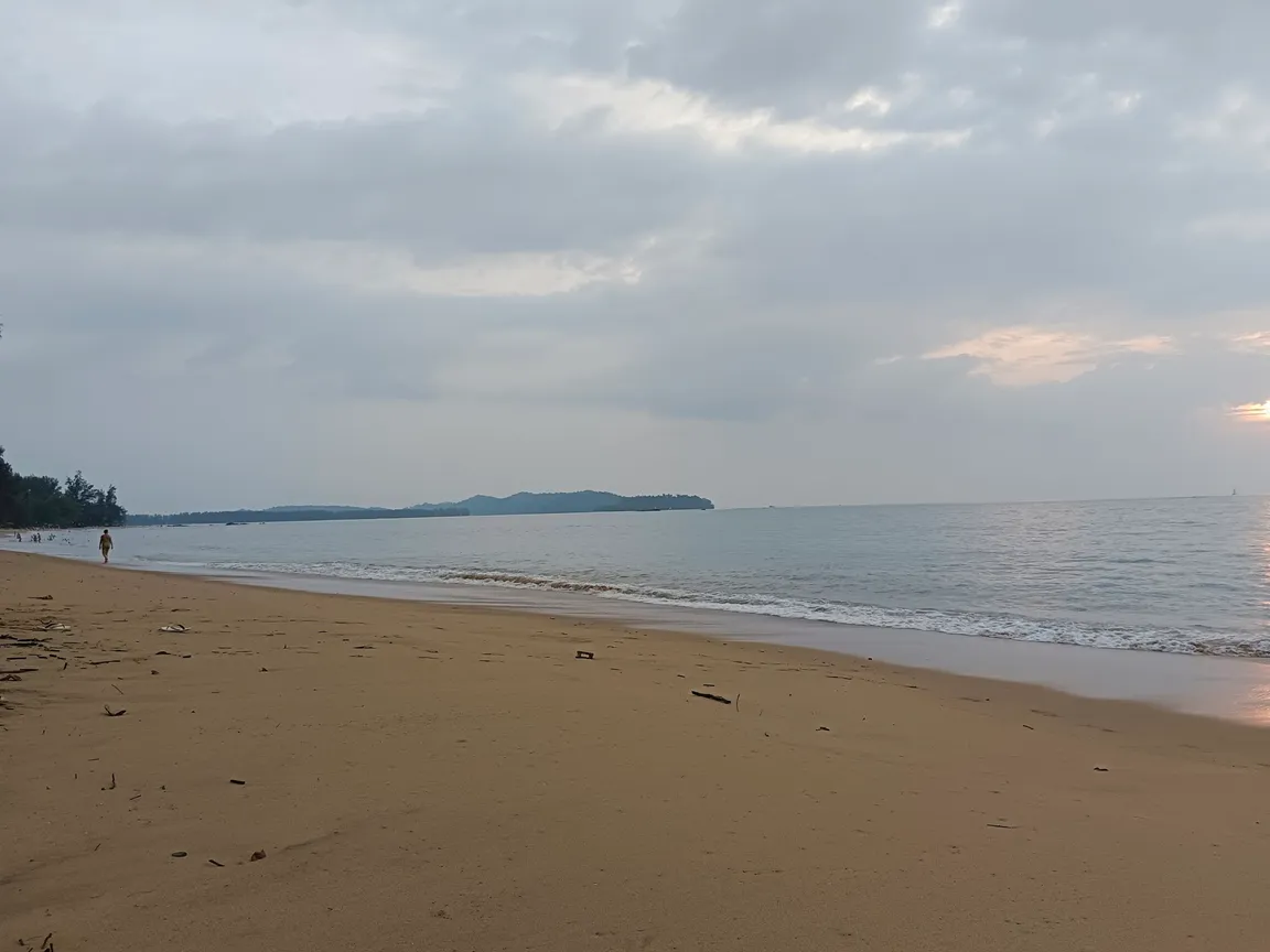 อีสานริมหาด Isarn Beachside Restaurant