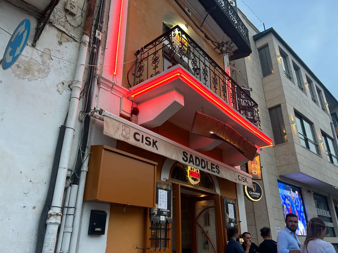 Saddles Pub St Julians