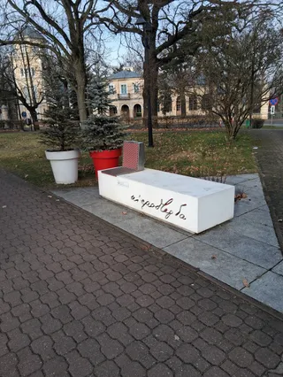 "ławeczka Niepodległości"