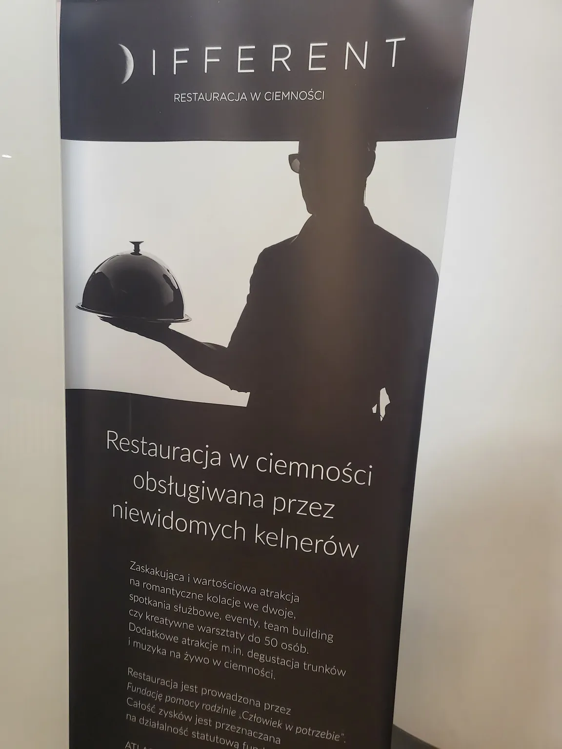 DIFFERENT restauracja w ciemności