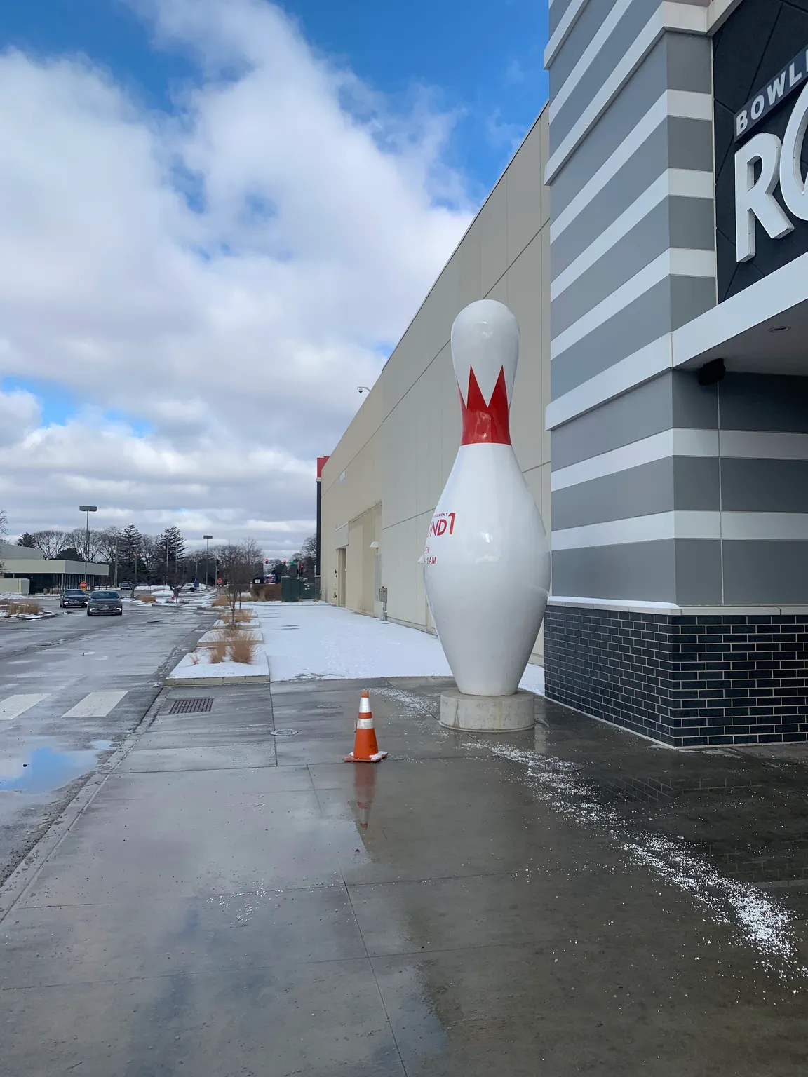 Round1 Bowling & Arcade North Riverside Park Mall