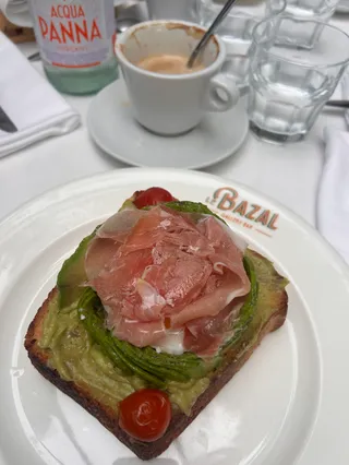 Le BAZAL gallery bar