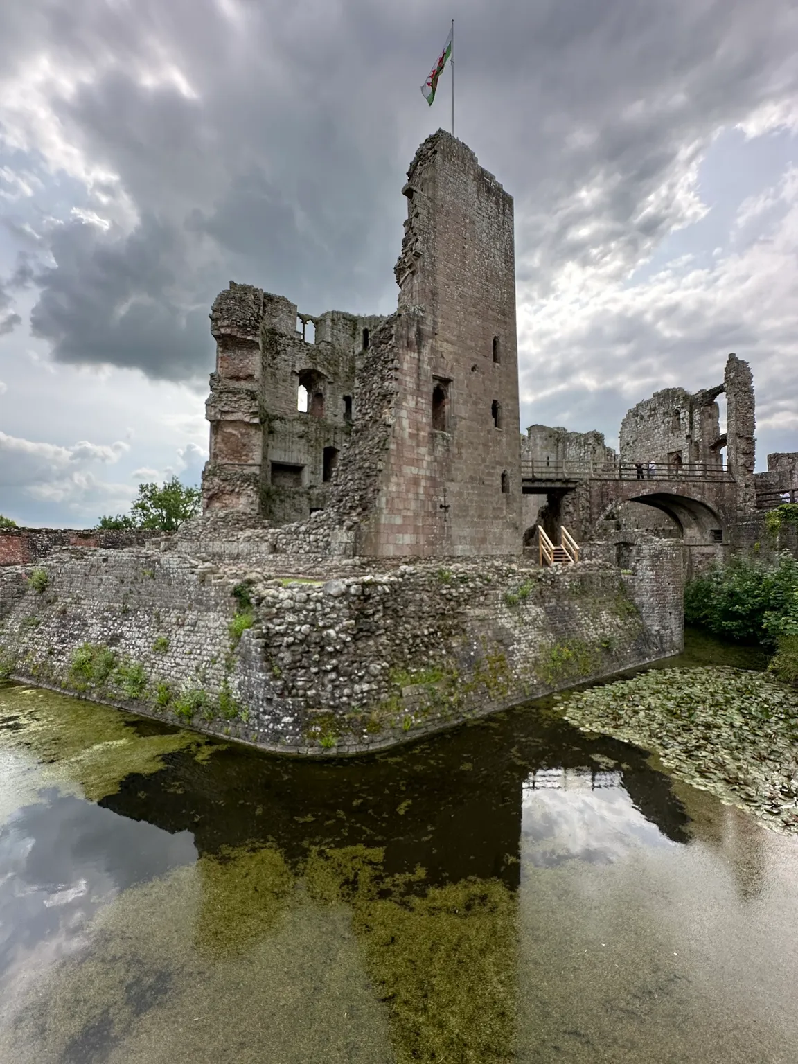 Castell Rhaglan / Raglan Castle