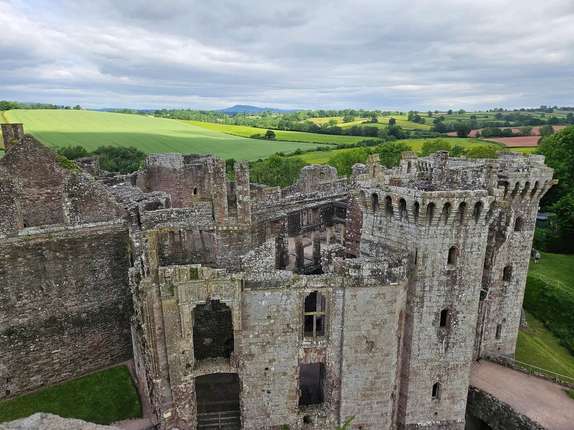 Castell Rhaglan / Raglan Castle