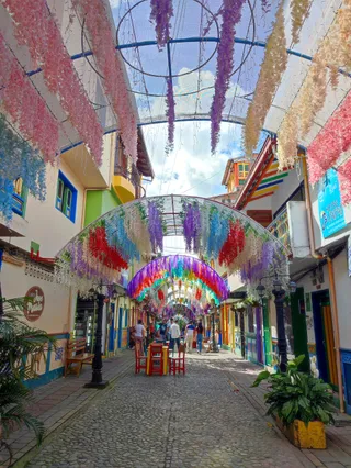 Calle con arcos