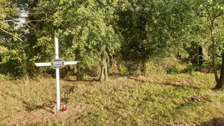 Krzyż pamiątkowy w miejscu znalezienia szczątków ppor. Teofila Jurka
