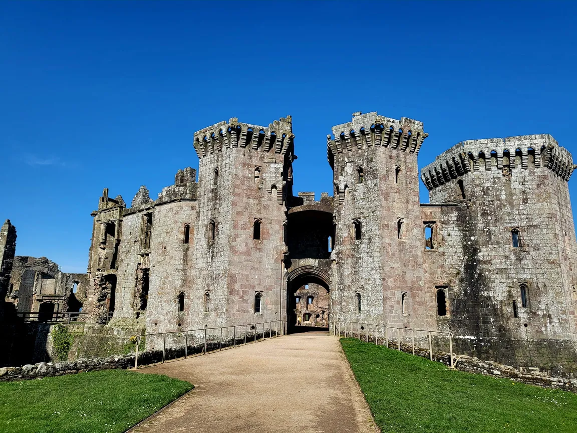 Castell Rhaglan / Raglan Castle