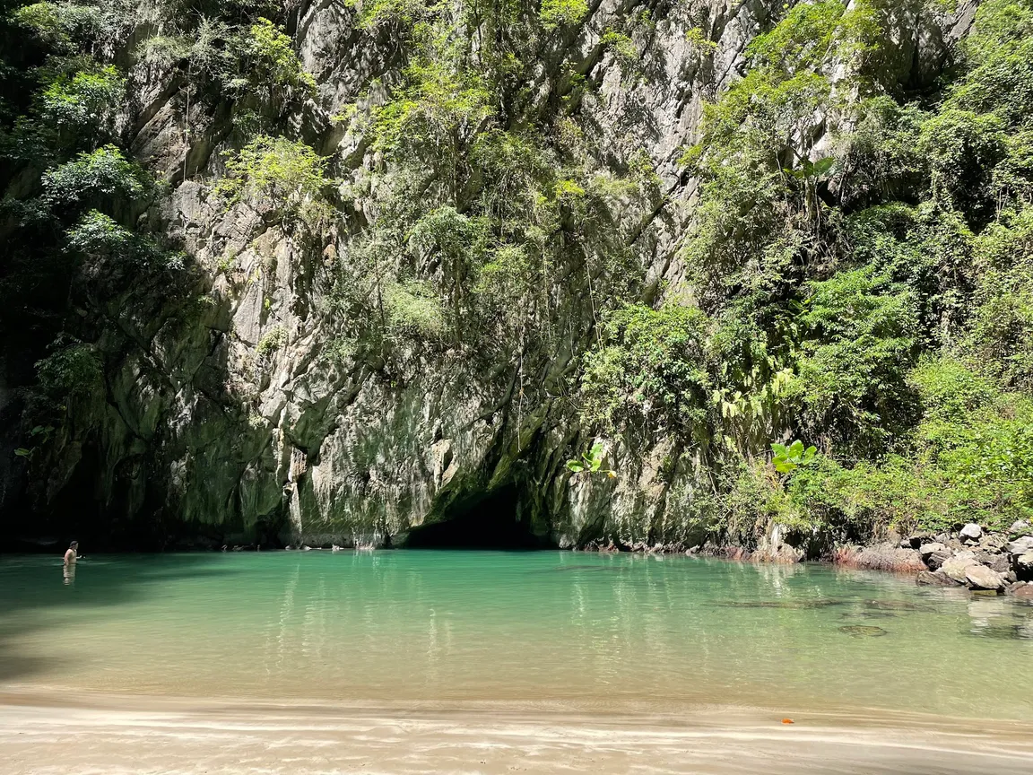 หาดสวรรค์ ในถ้ำมรกต เกาะมุก