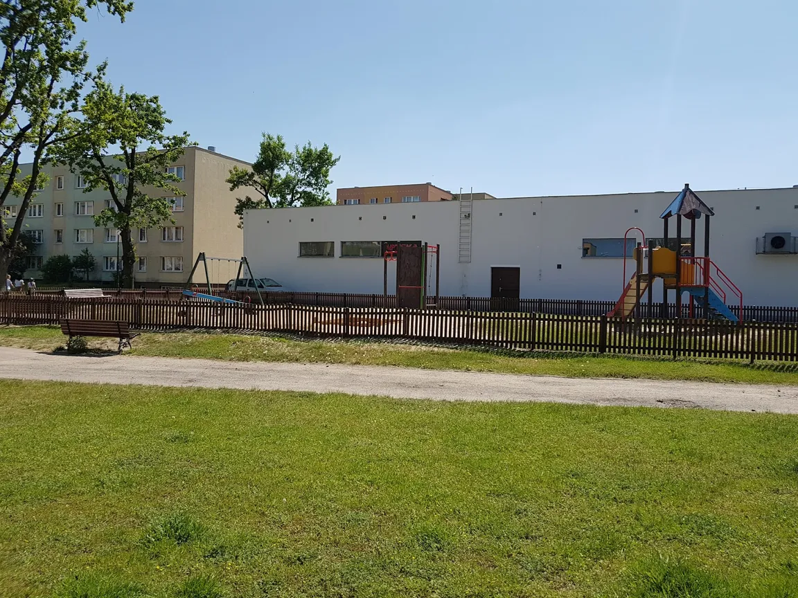 Plac zabaw za przychodnią