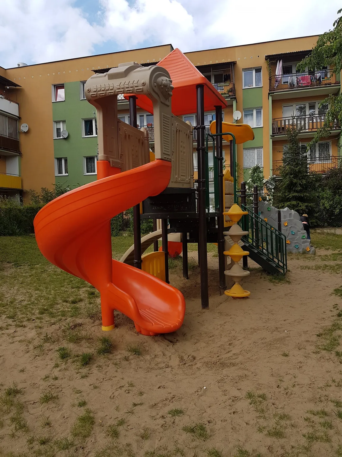 Plac zabaw za przychodnią