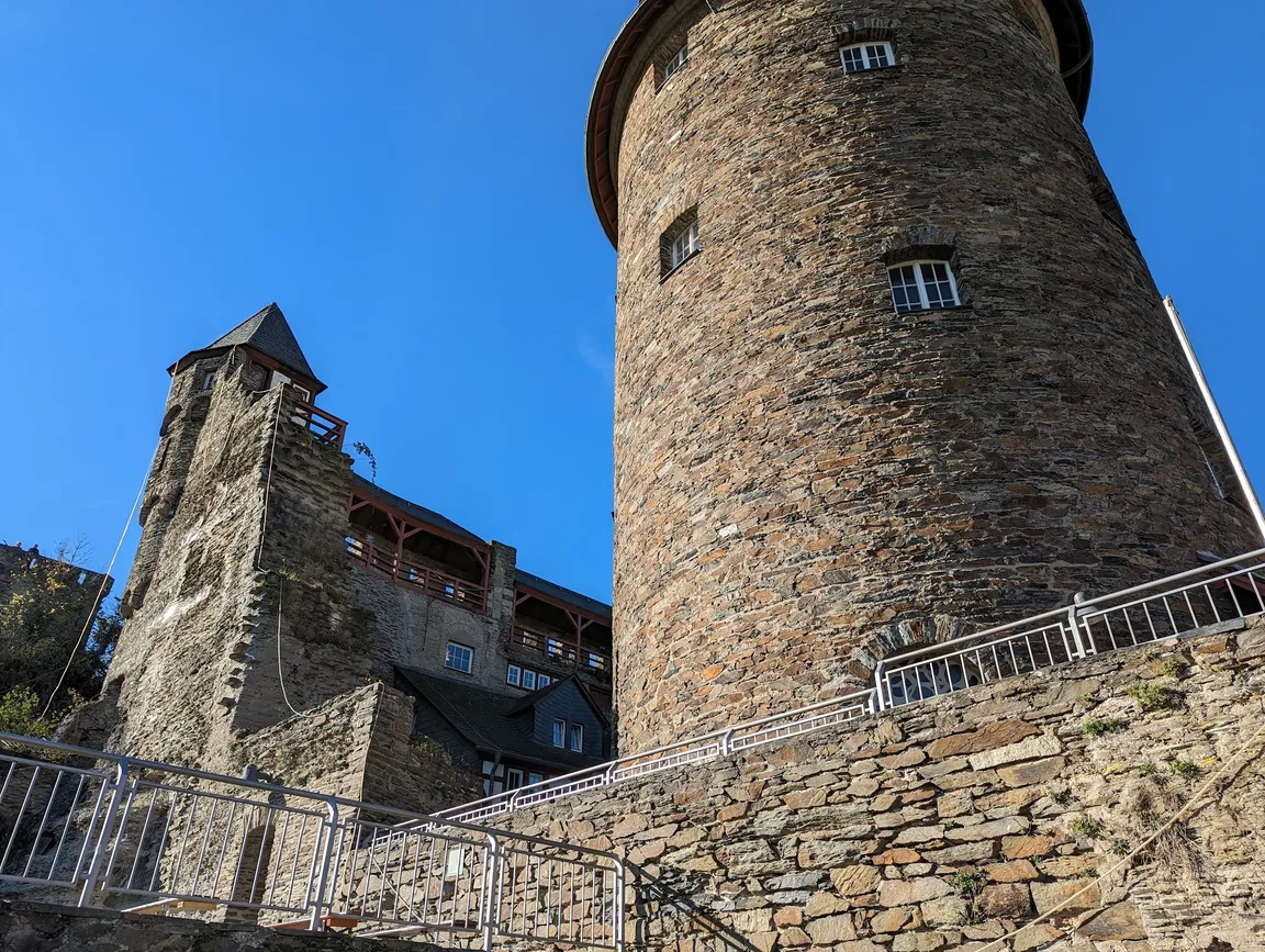 Biergarten in der Jugendherberge Burg Stahleck