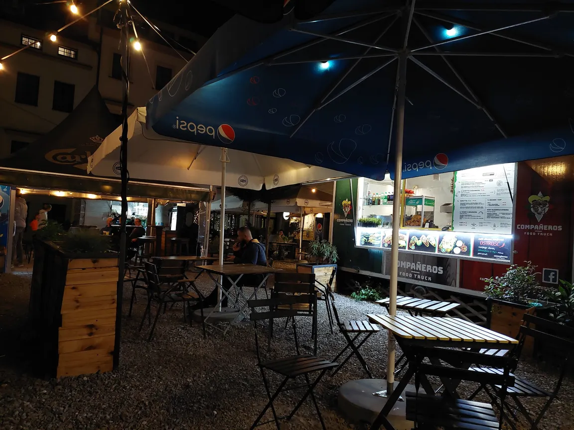 Plac Izaaka - Food Truck market