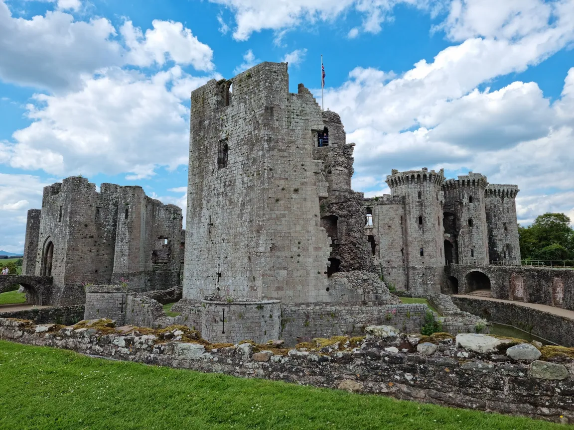 Castell Rhaglan / Raglan Castle