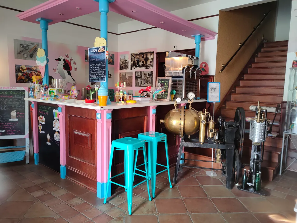 Mini Muzeum Lodów Piotrkowskich Kamienie Pingwin