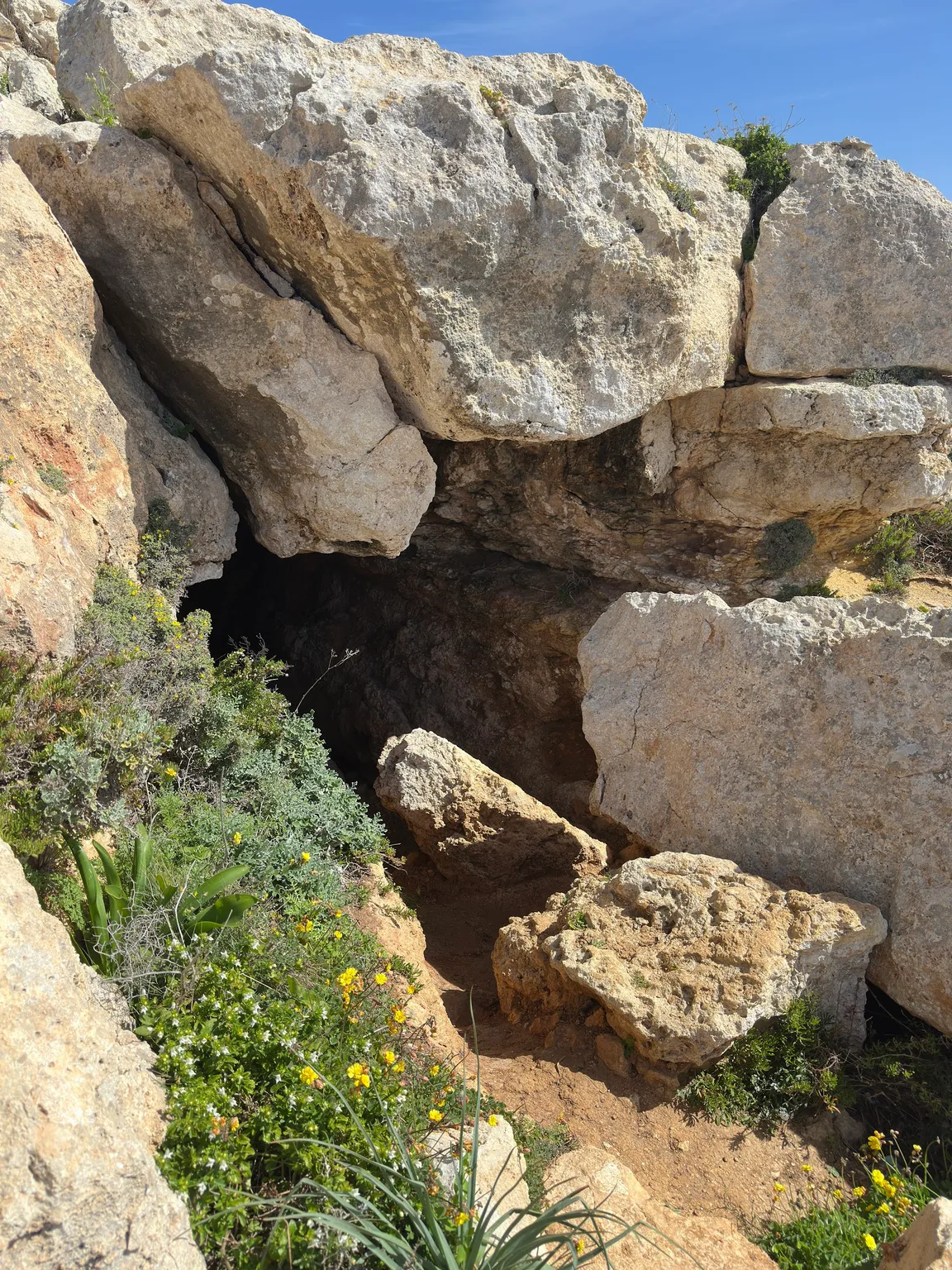 Path to Għar ir-Riħ