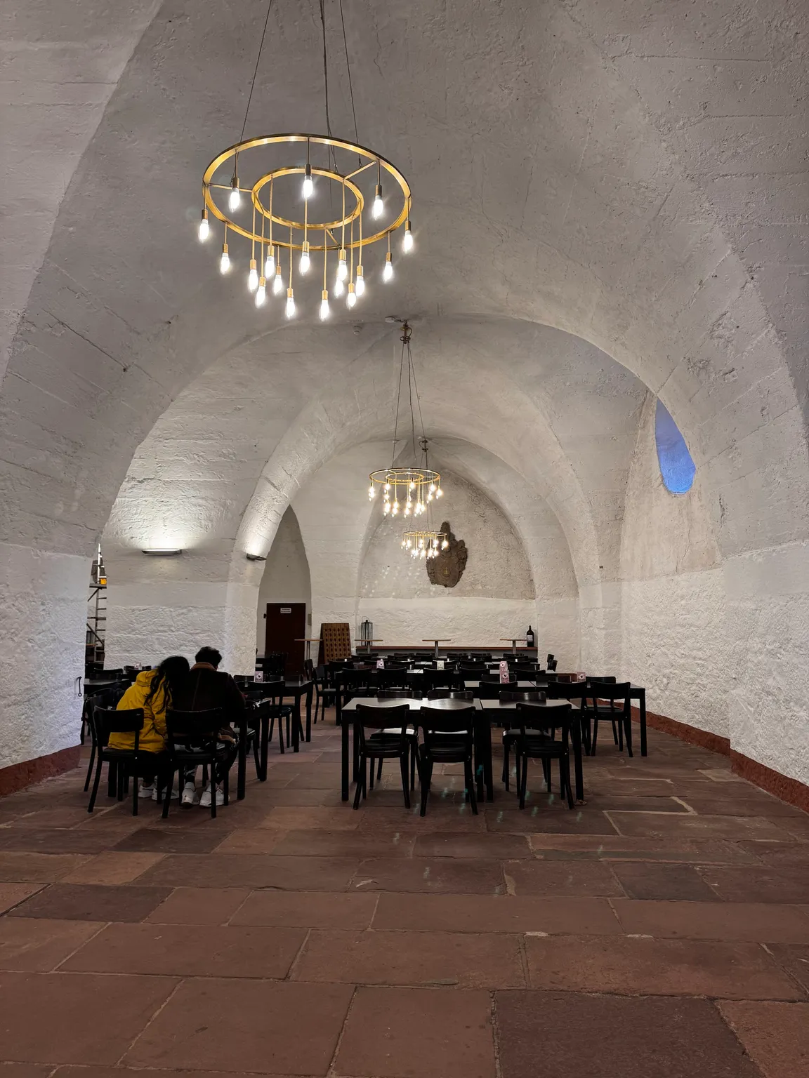 Perkeos Vinothek im historischen Fasskeller