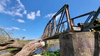 Zabytkowy most wąskotorówki nad Iną z 1895 roku
