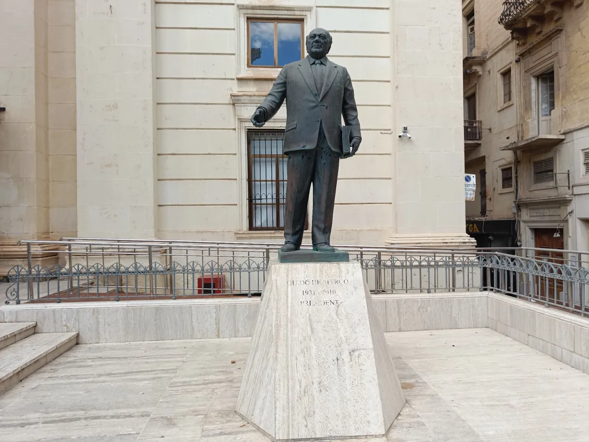 Guido De Marco statue