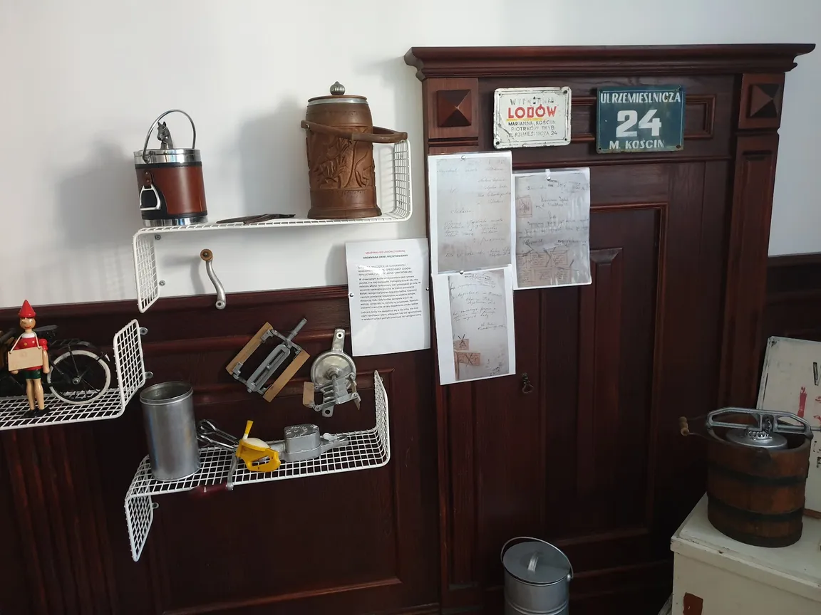 Mini Muzeum Lodów Piotrkowskich Kamienie Pingwin