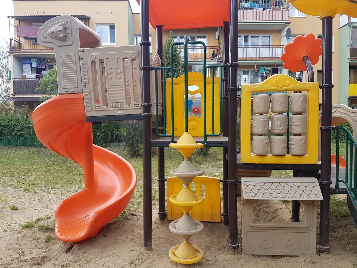 Plac zabaw za przychodnią