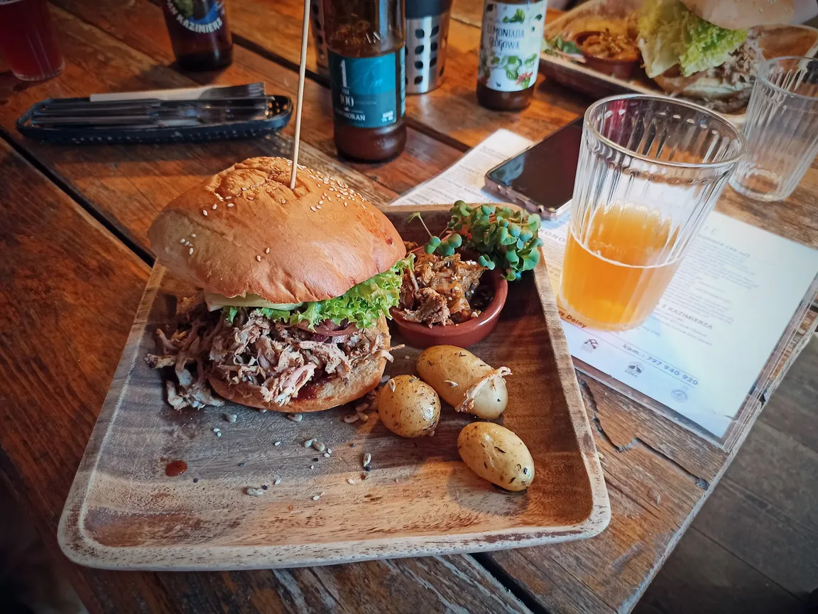 JATKI_Trzeci Księżyc FOOD & DRINKS MUSIC BAR