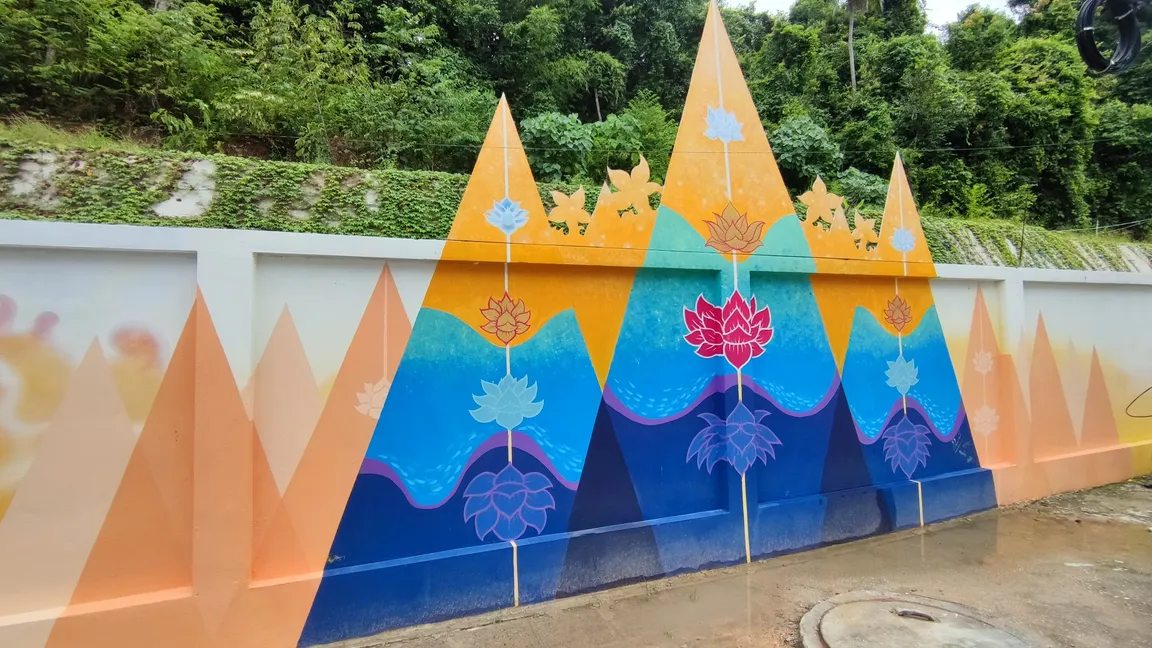Krabi Street Art : The wall of Kaew Korawaram Temple