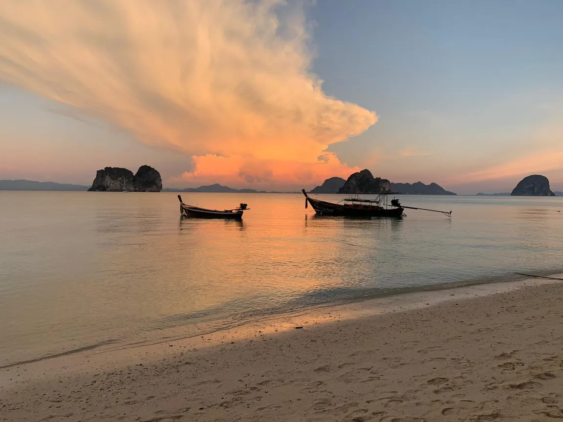 Cliff Beach Bar and Restaurant Koh Ngai Cliff Beach Resort