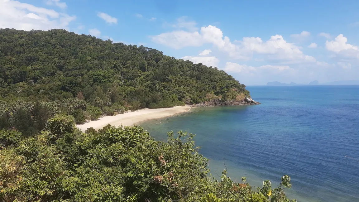 Lighthouse Koh Lanta, waterfall Bay