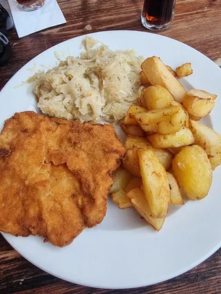 KARCZMA POD STRZECHĄ