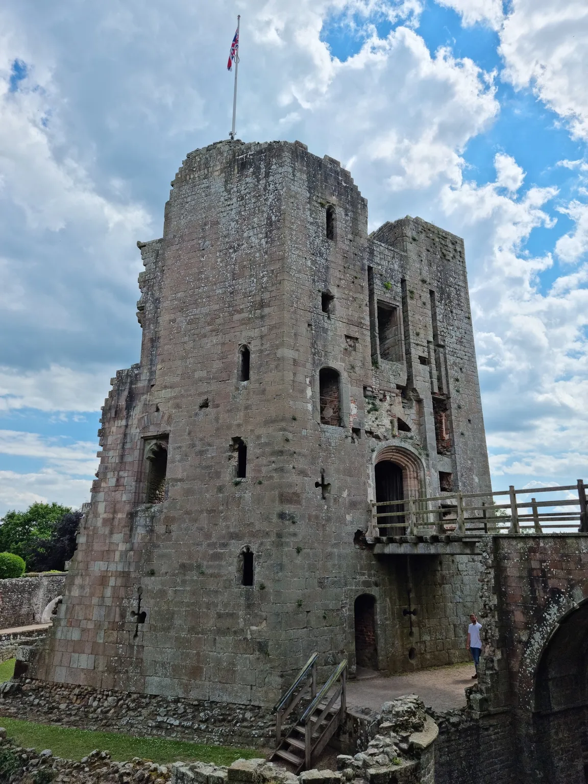 Castell Rhaglan / Raglan Castle