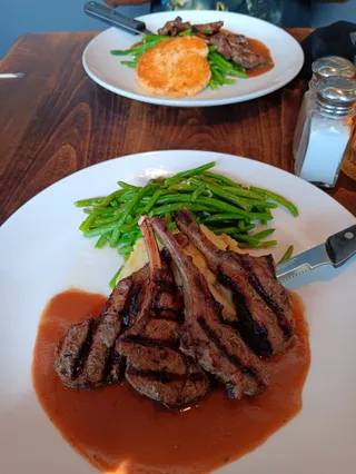 Darfons Restaurant + Bar