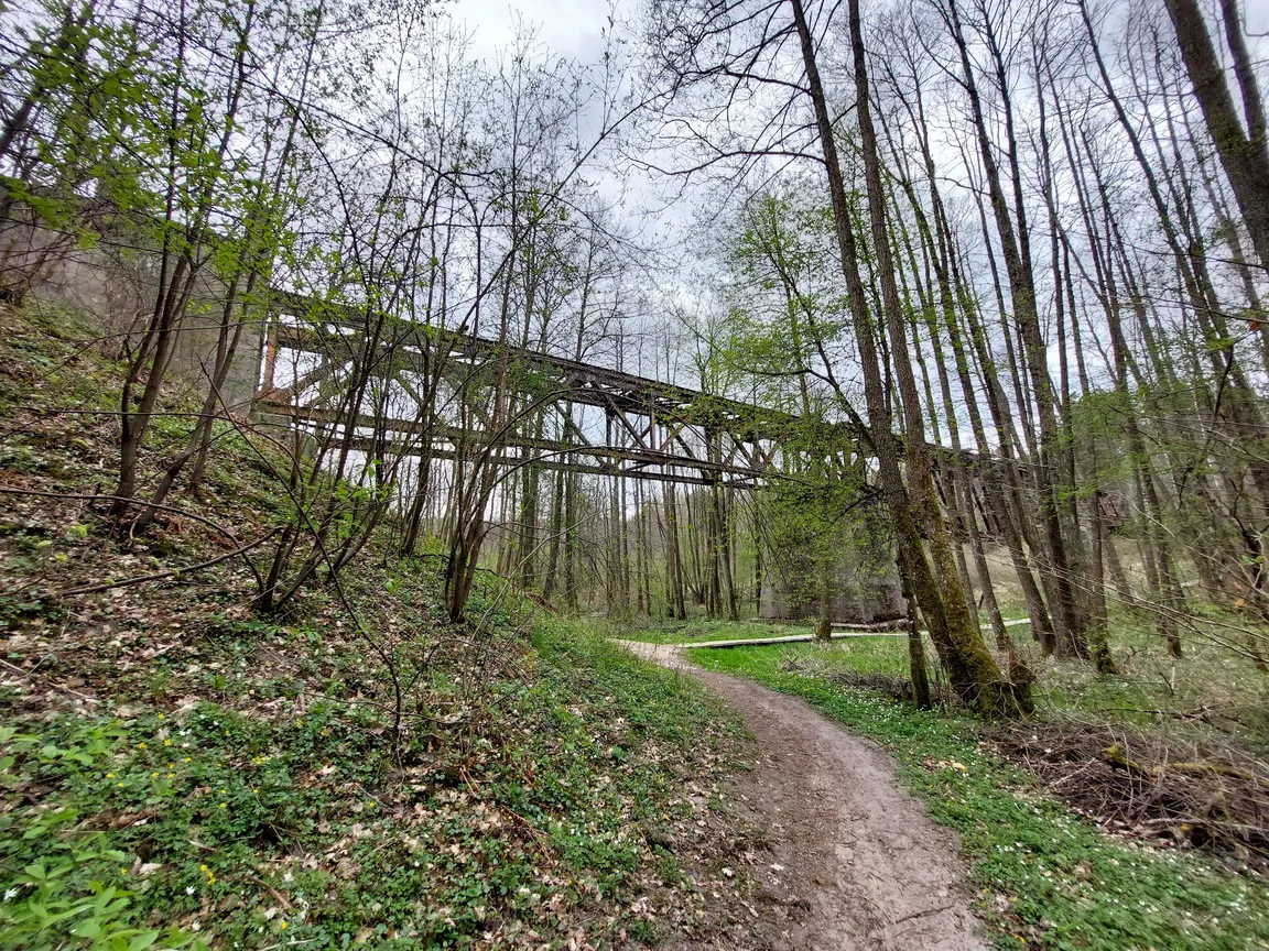 Czerwony Most nad rzeką Grabowa