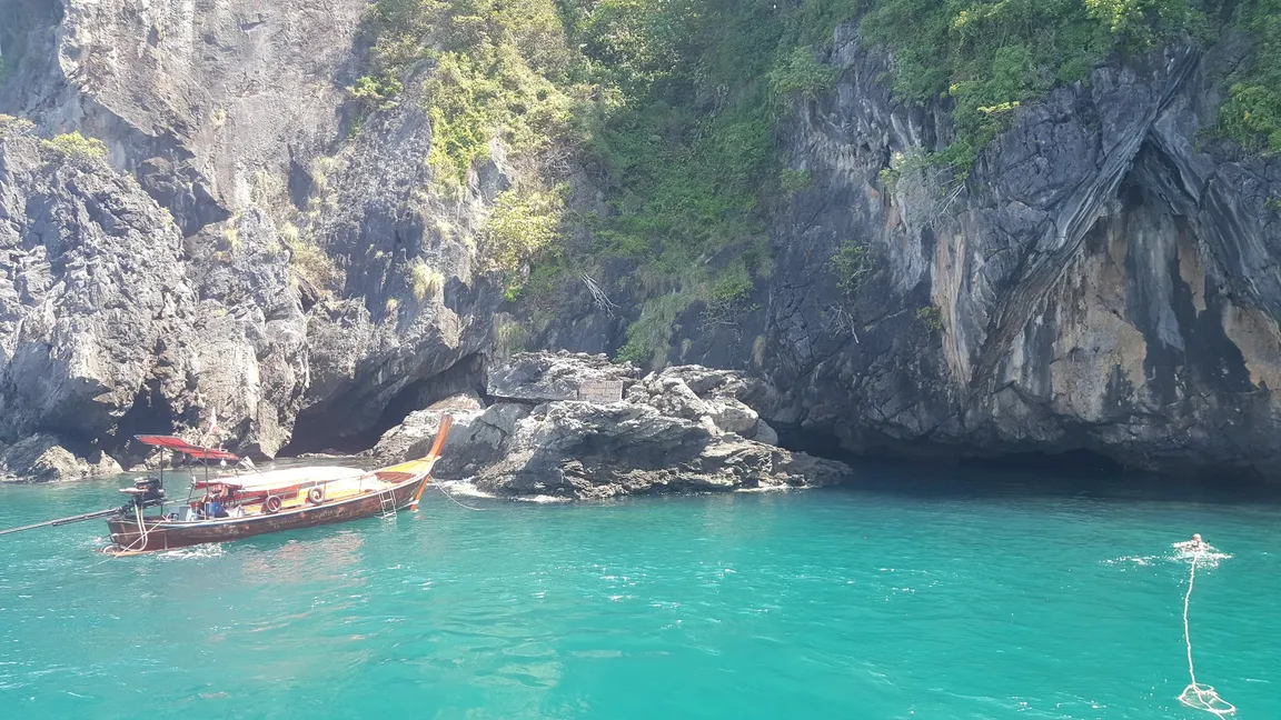 หาดสวรรค์ ในถ้ำมรกต เกาะมุก