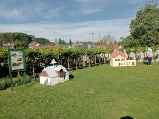 Winnica Julia oraz Park Miniatur Obiektów Winiarskich