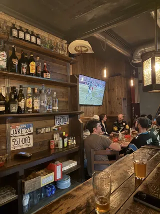 Portland Ale House: Valencia's Original Burger Bar